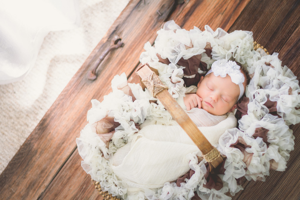 Newborn photography | Logan UT photographer | traveling photographer living on a bus conversion | photography | newborn posing ideas