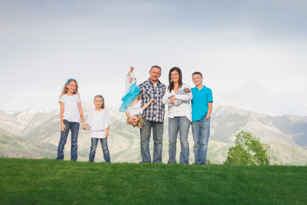 Family portrait photographer | BDE Photography by Raecale | Northern Utah Photographer | Cache Valley Family Photographer | traveling photographer living on a converted bus 