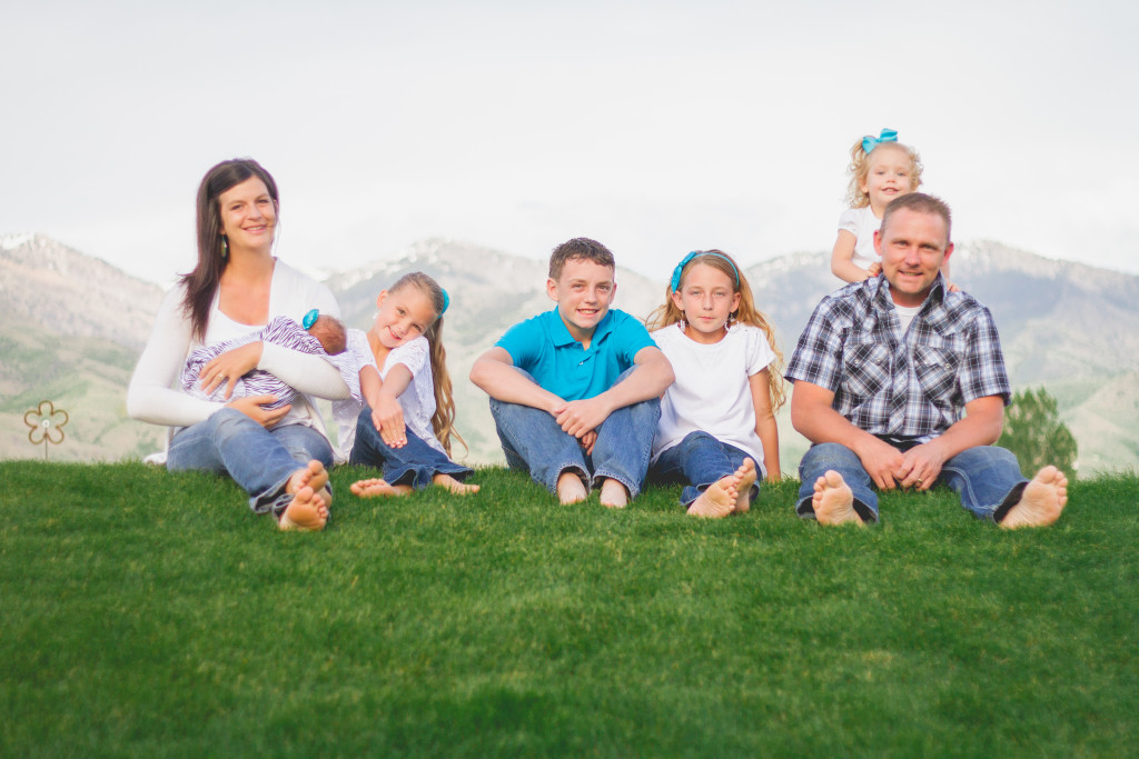 Family portrait photographer | BDE Photography by Raecale | Northern Utah Photographer | Cache Valley Family Photographer | traveling photographer living on a converted bus 