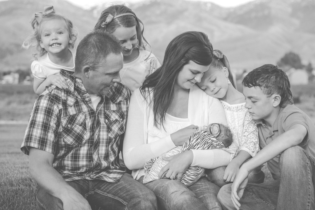 Family portrait photographer | BDE Photography by Raecale | Northern Utah Photographer | Cache Valley Family Photographer | traveling photographer living on a converted bus 