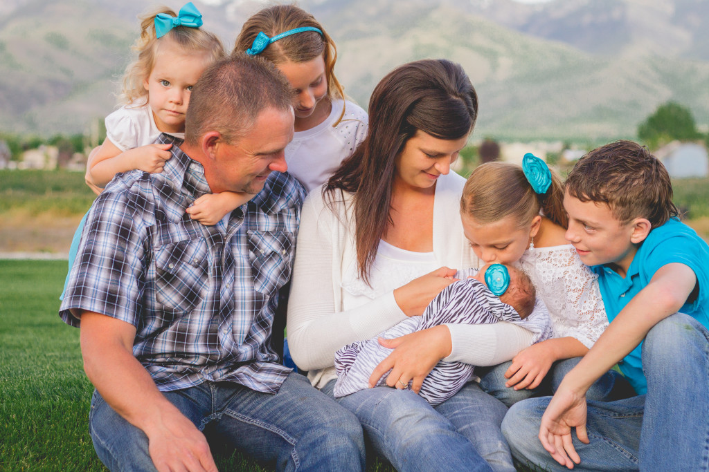 Family portrait photographer | BDE Photography by Raecale | Northern Utah Photographer | Cache Valley Family Photographer | traveling photographer living on a converted bus 