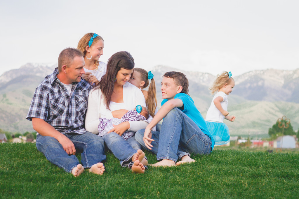 Family portrait photographer | BDE Photography by Raecale | Northern Utah Photographer | Cache Valley Family Photographer | traveling photographer living on a converted bus 