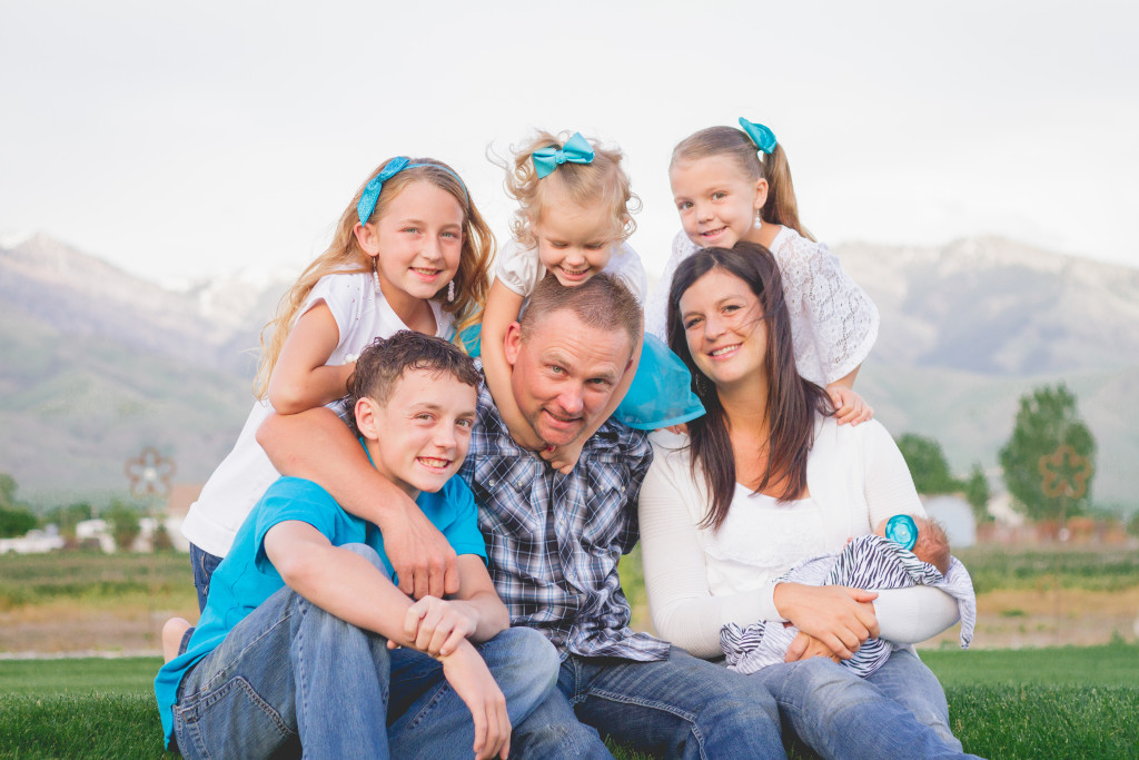 Family portrait photographer | BDE Photography by Raecale | Northern Utah Photographer | Cache Valley Family Photographer | traveling photographer living on a converted bus 