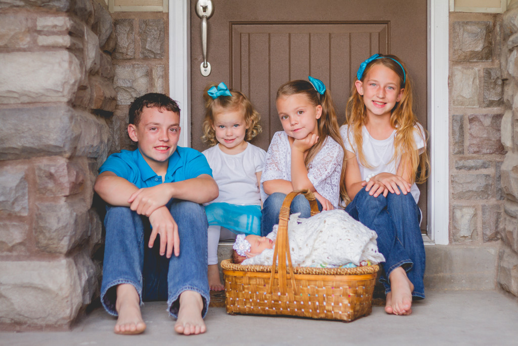 Family portrait photographer | BDE Photography by Raecale | Northern Utah Photographer | Cache Valley Family Photographer | traveling photographer living on a converted bus 