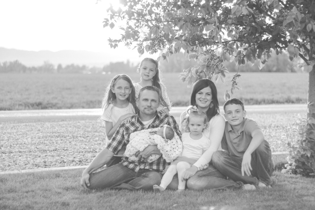 Family portrait photographer | BDE Photography by Raecale | Northern Utah Photographer | Cache Valley Family Photographer | traveling photographer living on a converted bus 