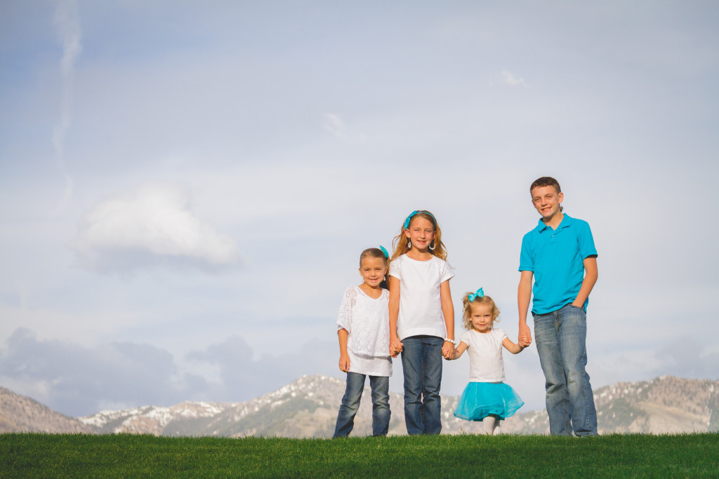 Family portrait photographer | BDE Photography by Raecale | Northern Utah Photographer | Cache Valley Family Photographer | traveling photographer living on a converted bus 