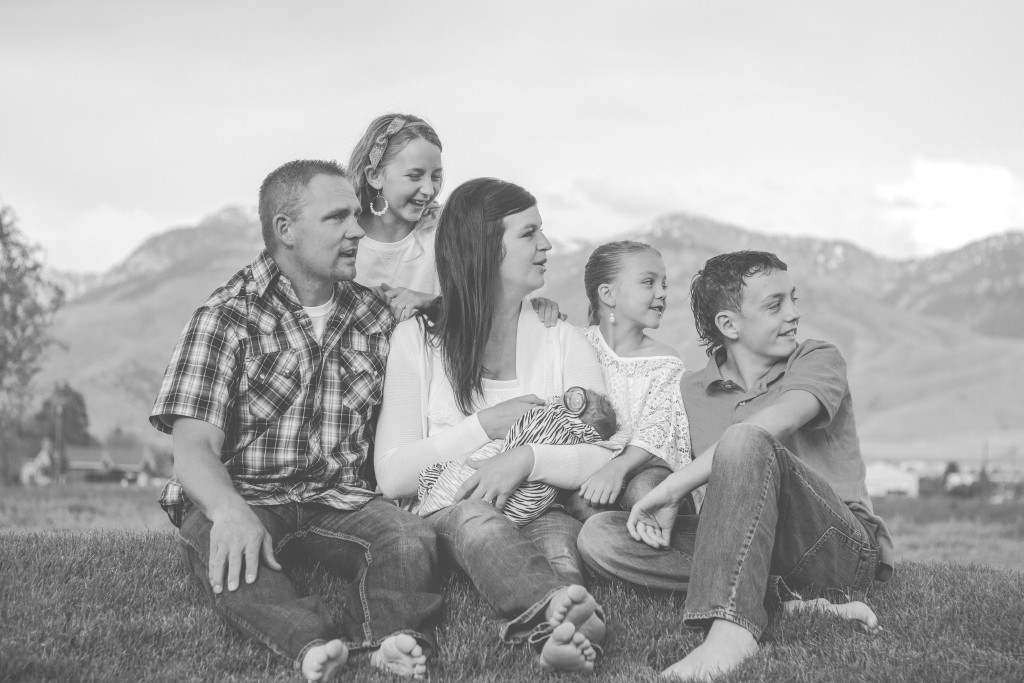 Family portrait photographer | BDE Photography by Raecale | Northern Utah Photographer | Cache Valley Family Photographer | traveling photographer living on a converted bus 